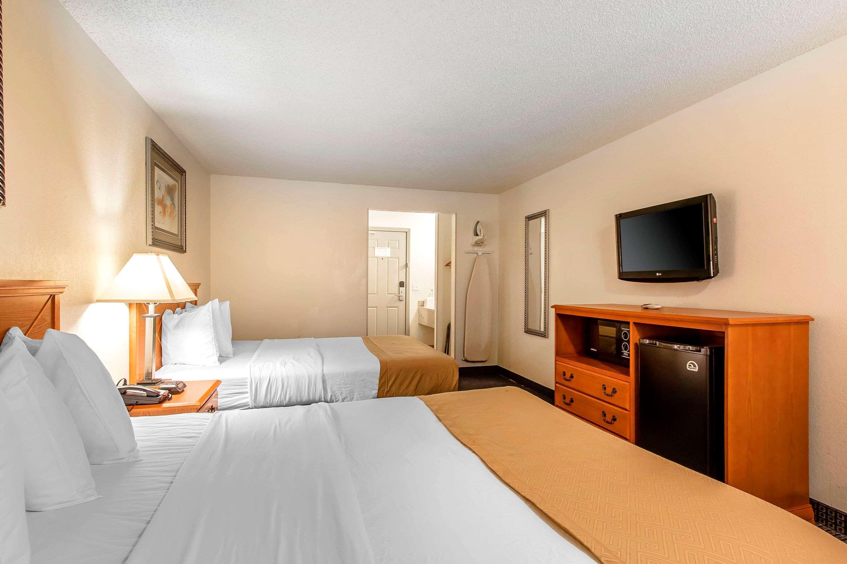 Brentwood Inn Clinton Bagian luar foto