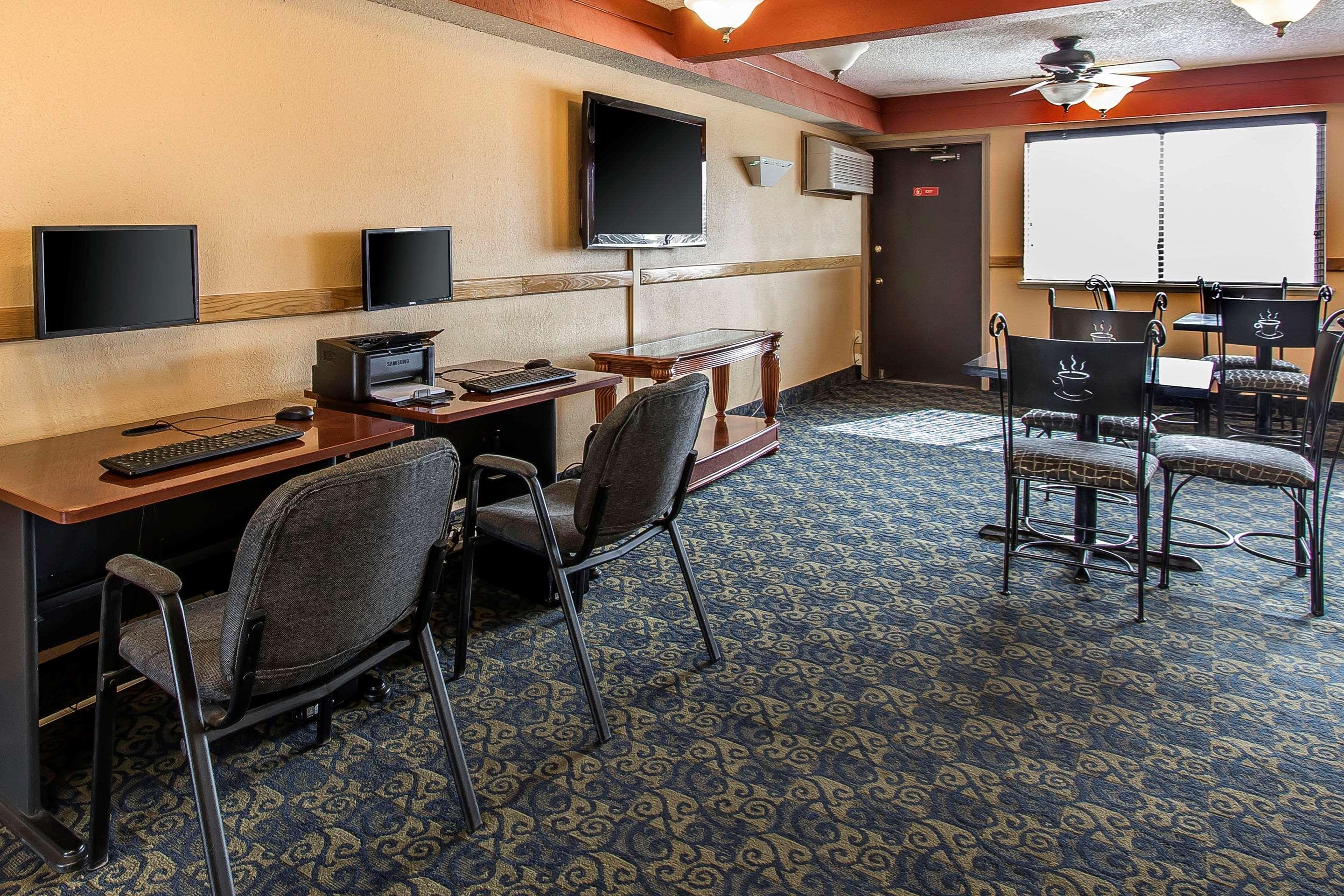 Brentwood Inn Clinton Bagian luar foto