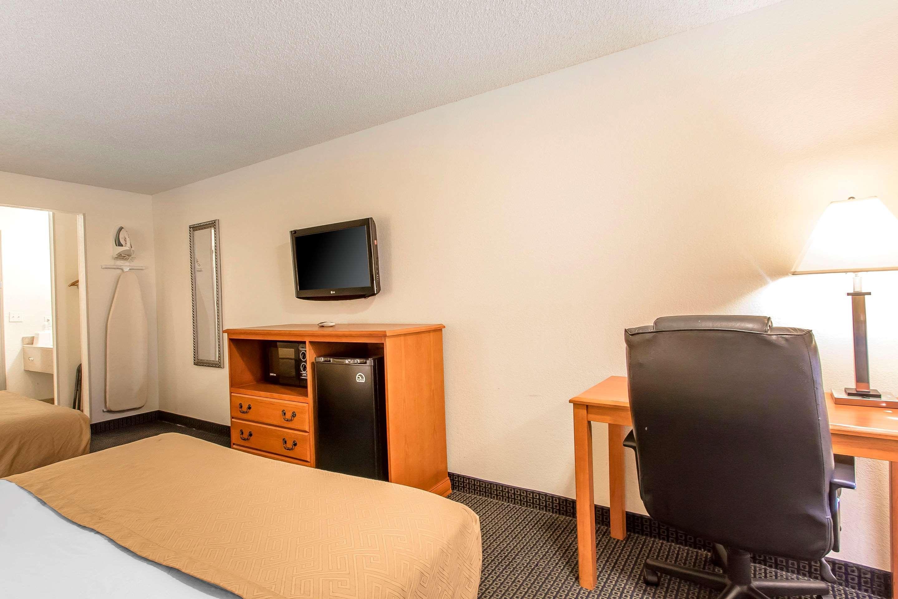Brentwood Inn Clinton Bagian luar foto